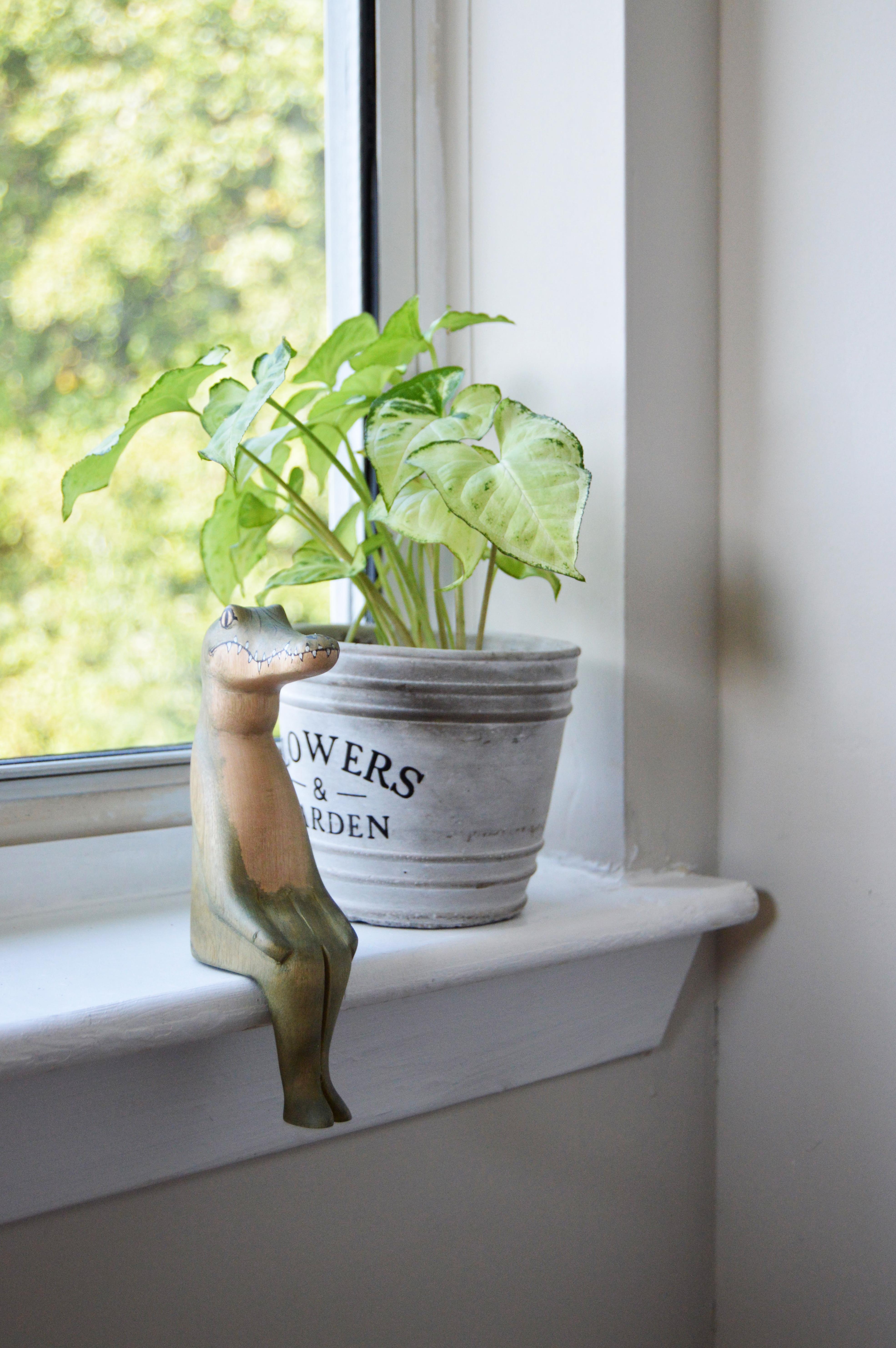 Hand-carved Gator Shelf Sitter